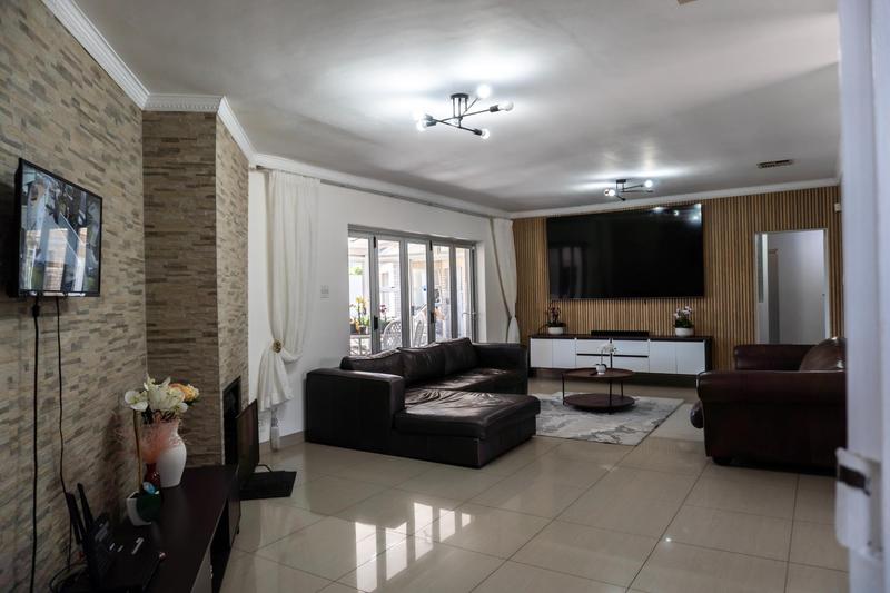 6 Bedroom Property for Sale in Plattekloof Western Cape